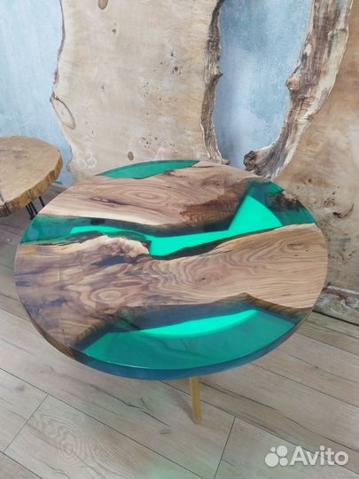 Стол из дерева и эпоксидной смолы