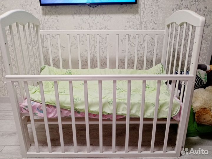 Детская кроватка с поперечным маятником