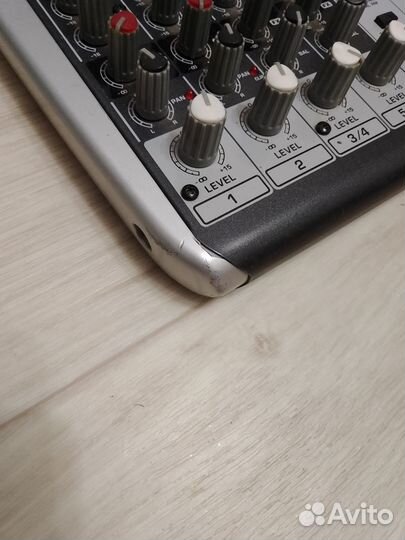 Behringer xenyx Q802USB микшер