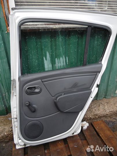 Дверь задняя правая Рено Сандеро 1