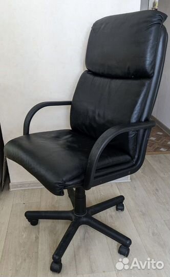 Стул офисный на колесах кожаный