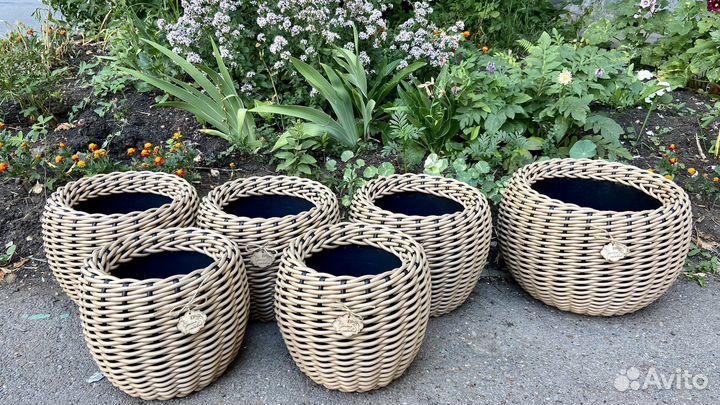 Плетеное кашпо из ротанга