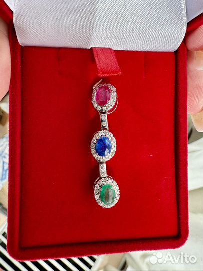 Золотая подвеска с драгоценными камнями