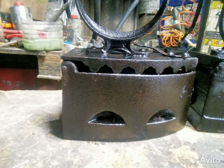 Старинный утюг на углях