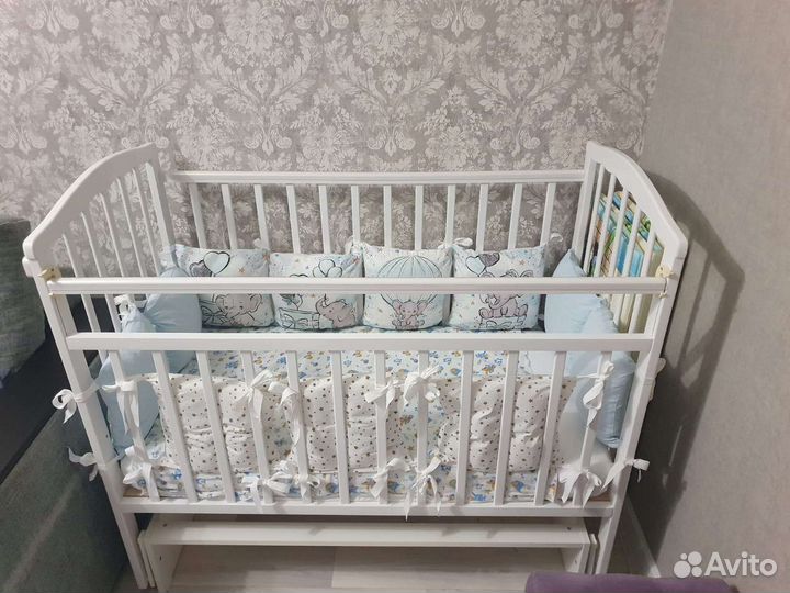 Детская кроватка с маятником
