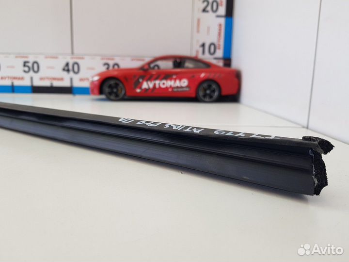 Уплотнитель стекла двери передний левый