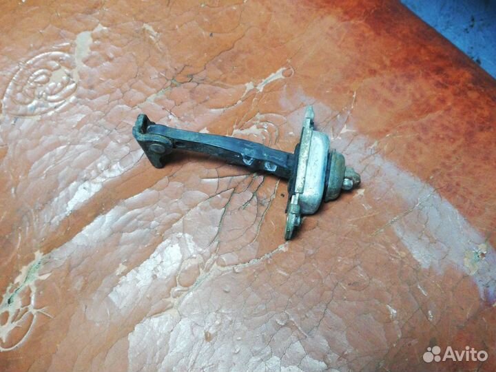 Ограничитель двери Киа Рио 1