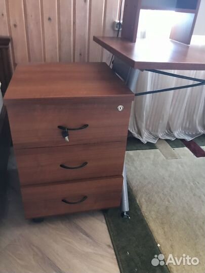 Угловой письменный стол с полками