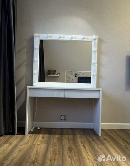 Зеркало с лампочками и стол