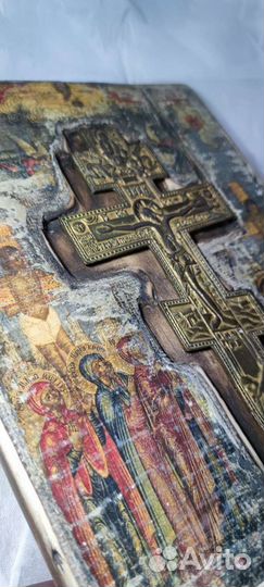 Икона распятия Христова с предстоящими