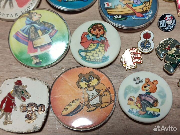 Значки, в основном детские
