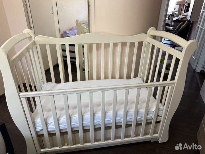 Кровать детская с маятником, матрас и наматрасник