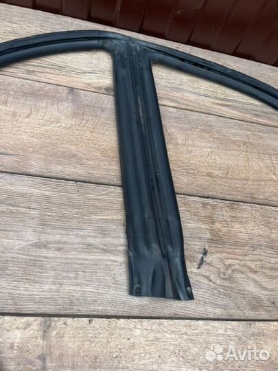 Уплотнительная резинка правая Subaru Impreza GF6