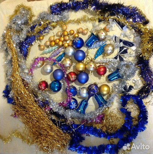 Набор елочных украшений и гирлянда