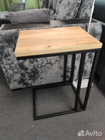 Стол к дивану новый
