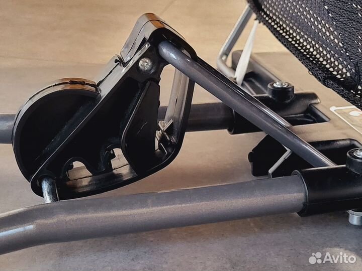 Детский шезлонг Luxmom с игрушками