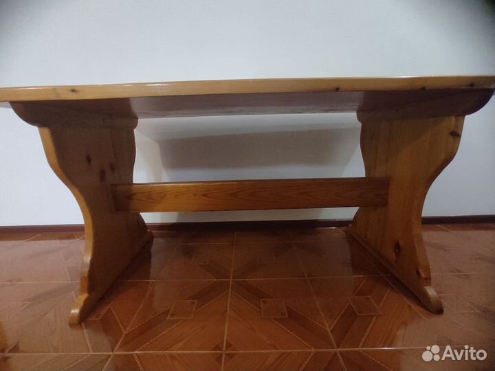 Деревяннй стол и лавки