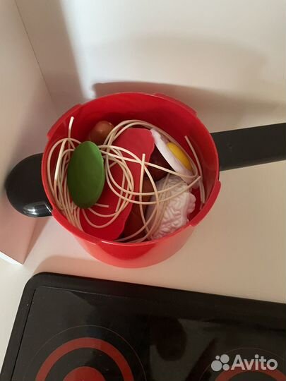 Детская кухня с посудой и едой