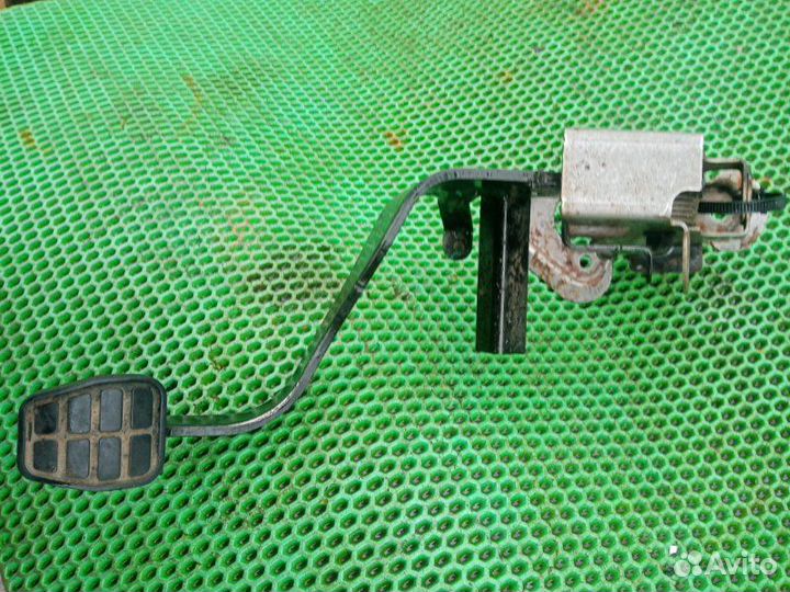 Педаль сцепления Mitsubishi Colt