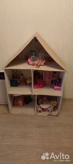 Большой кукольный домик с мебелью