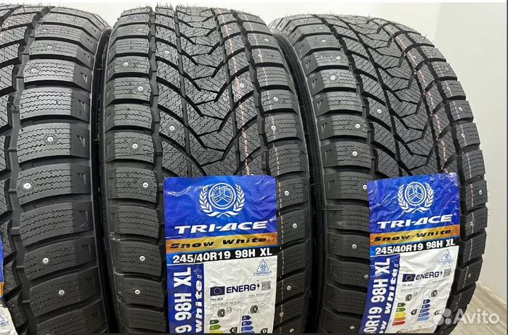 Tri Ace Snow White II Stud 245/40 R19 и 275/35 R19 98J