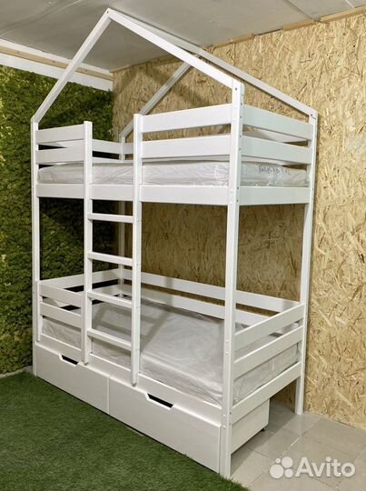 Кровать двухъярусная домик