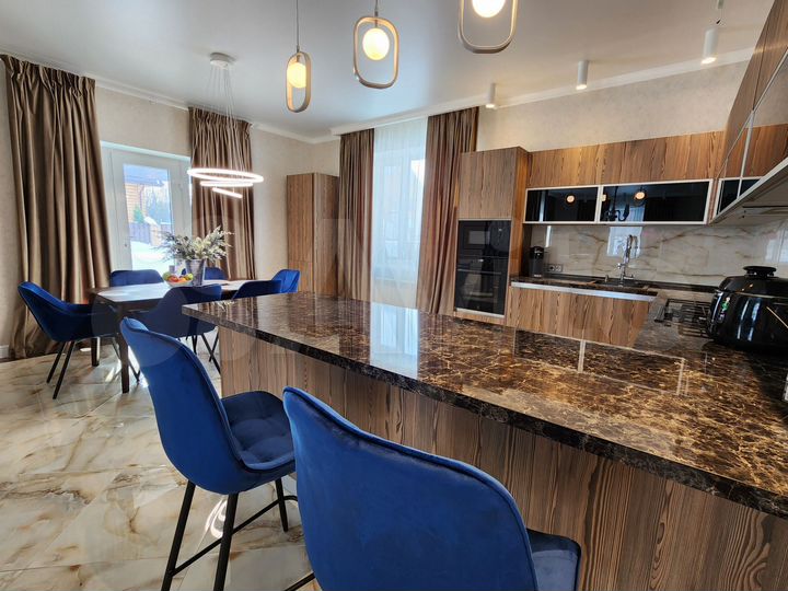 Коттедж 241,3 м² на участке 6,5 сот.