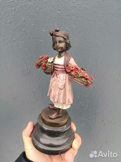 Девочка венка 22 см бронза цветы цветочница