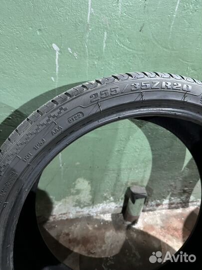 Royal Black Royal Performance 255/35 R20