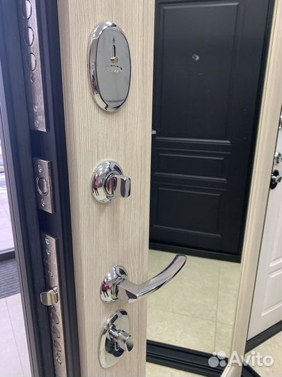 Дверь с зеркалом