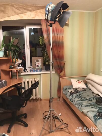 Видео Свет, 650w с линзой френеля на стойке