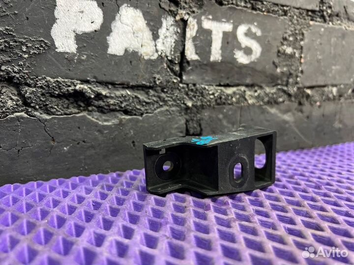 Крепление радиатора кондиционера левое Nissan