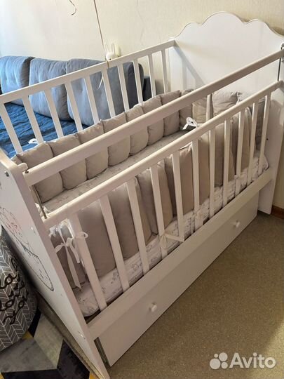 Детская кроватка с маятником и ящиком