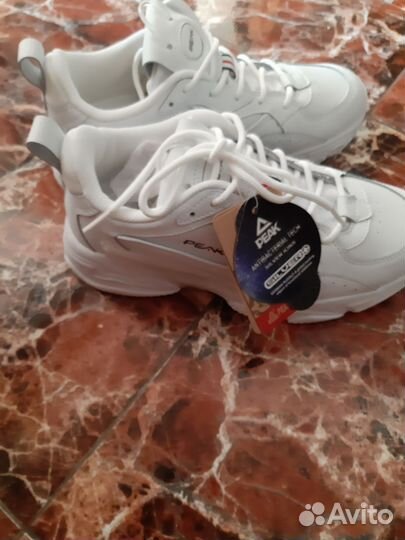 Кроссовки женские