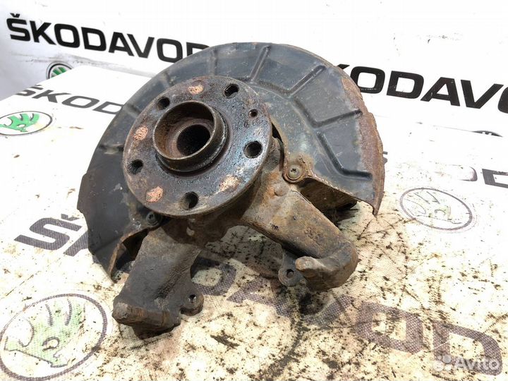 Кулак поворотный передний правый Skoda Octavia A5