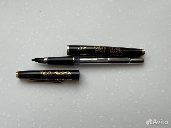 Перьевая ручка с золотым пером