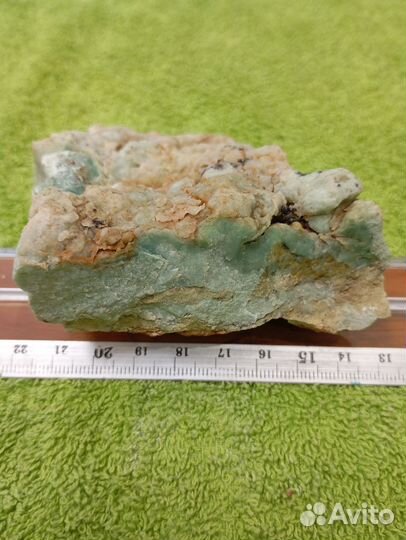 Хризопал в породе