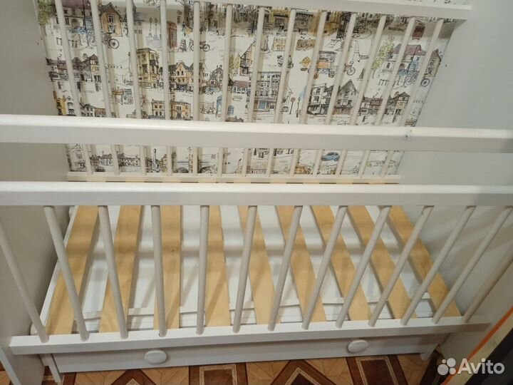 Детская кроватка с маятником