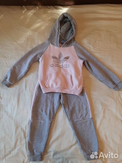 Спортивный костюм Adidas на девочку ростом 104 см