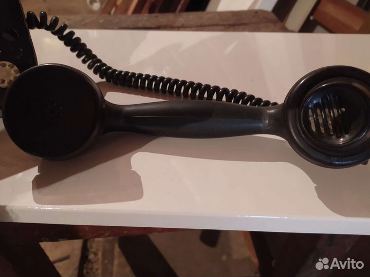 Старинный телефонный аппарат