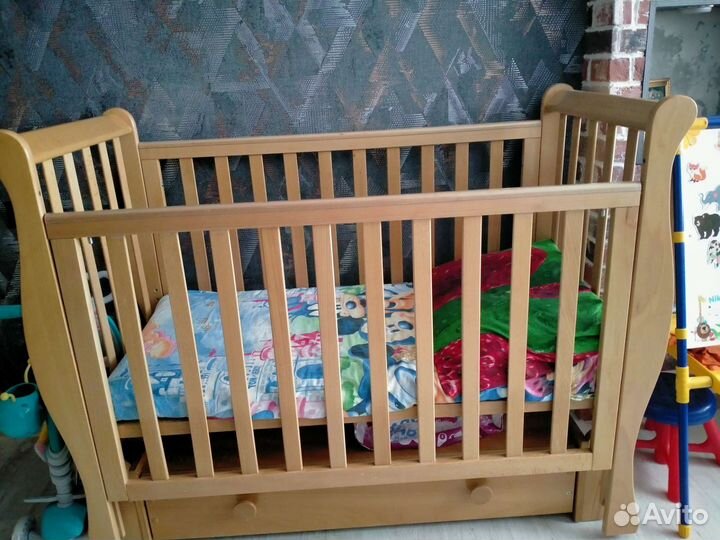 Детская кроватка с продольным маятником