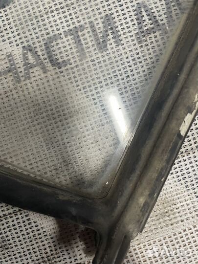 Форточка задней левой двери Mercedes W123 седан