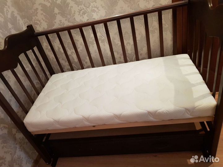 Детская кроватка с маятником и ящиком