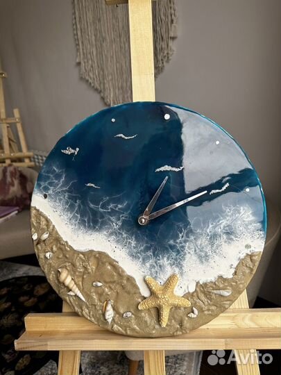 Картины, часы, стол из смолы и картины акрилом