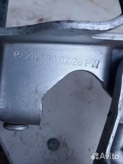 Петля капота правая/леваяамортиз Мерс 2118800228PW