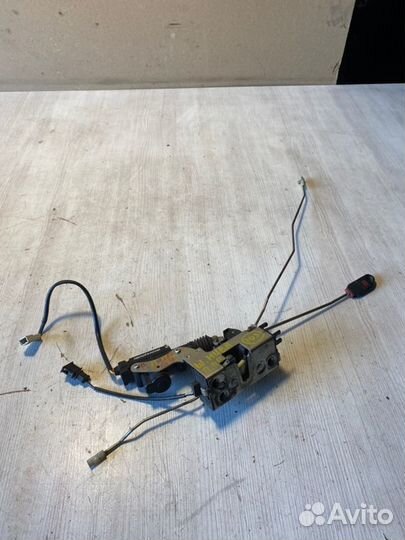 Замок двери передний правый Chevrolet Niva