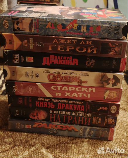 Видеокассеты много