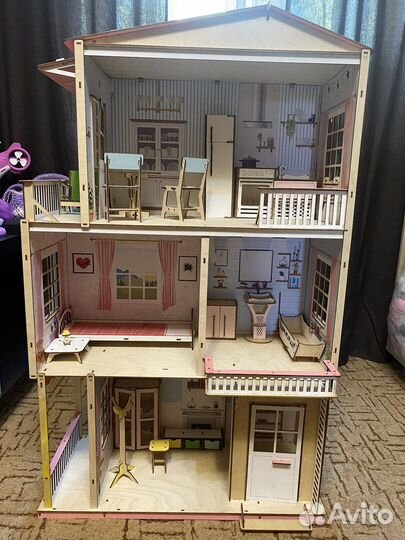 Деревянный кукольный домик с мебелью