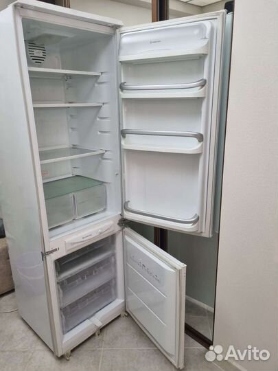 Встраиваемый холодильник Hotpoint Ariston RG 2330