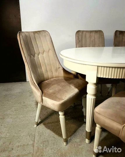 Обеденная зона стол и стулья